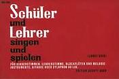 Schuler und Lehrer singen und spielen