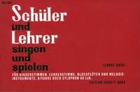 Schuler und Lehrer singen und spielen